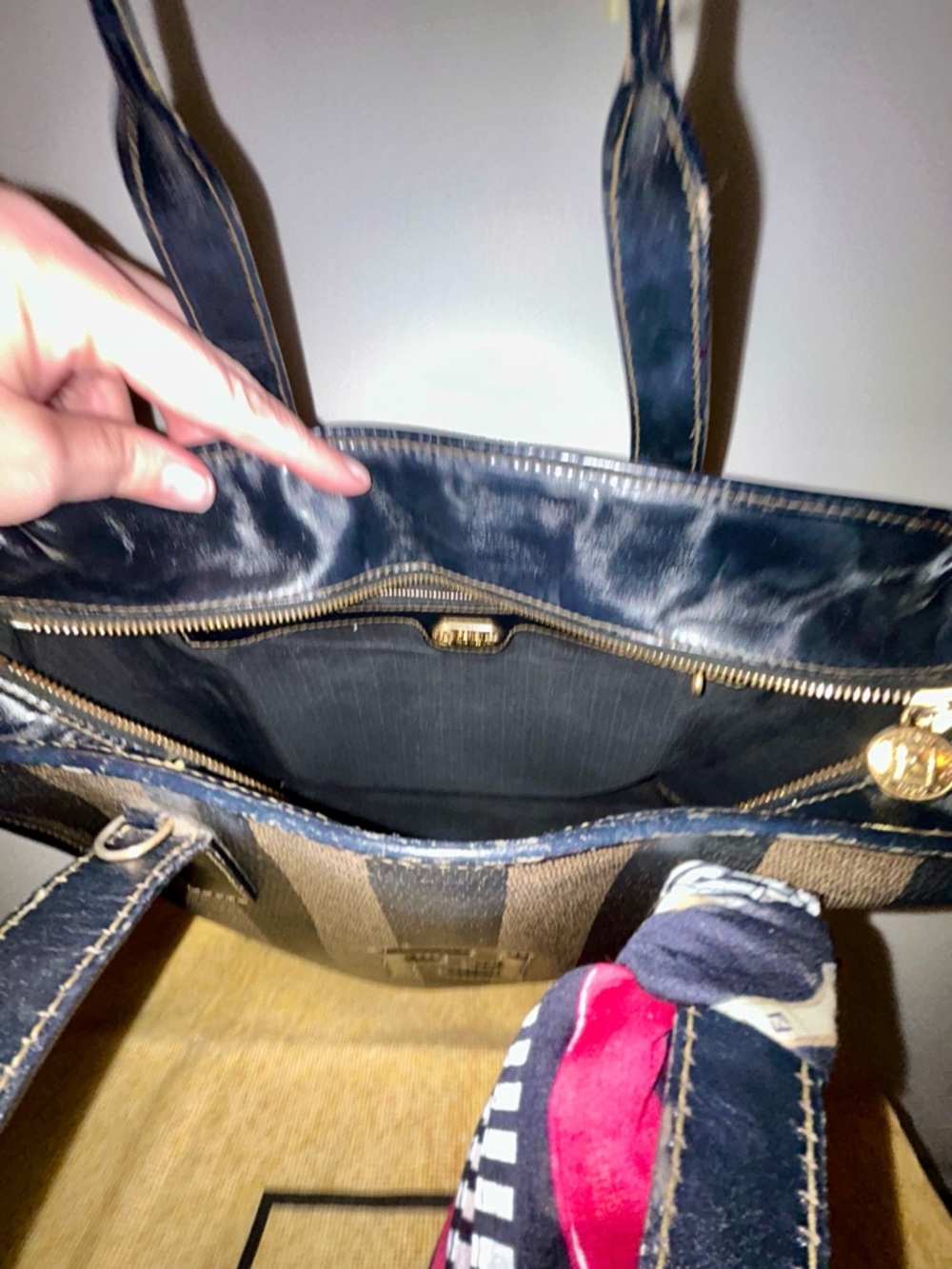 Vintage Fendi Pequin striped tote bag. Fendi Scarf and Dustbag included - Picture 11 of 16
